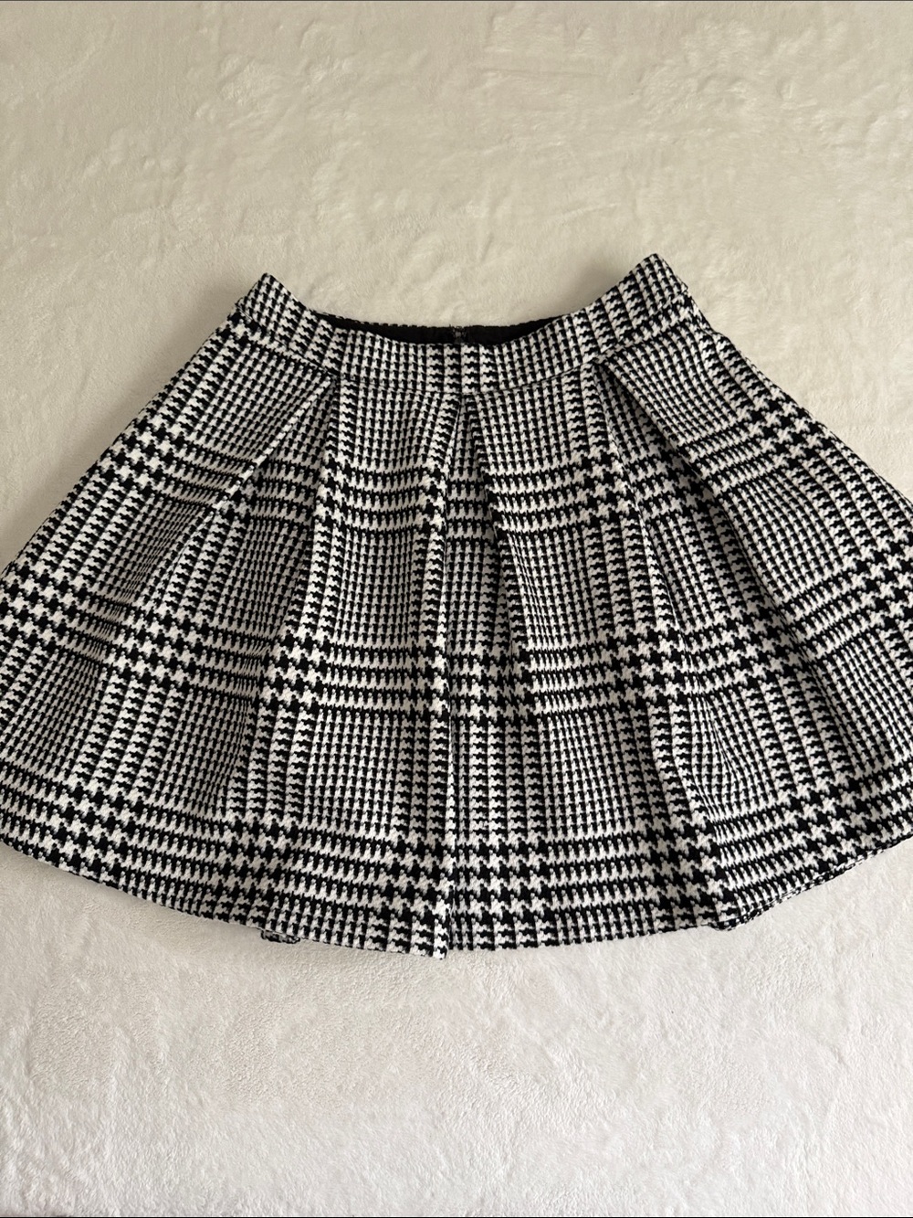 Express Black & White Houndstooth Pleated Skirt